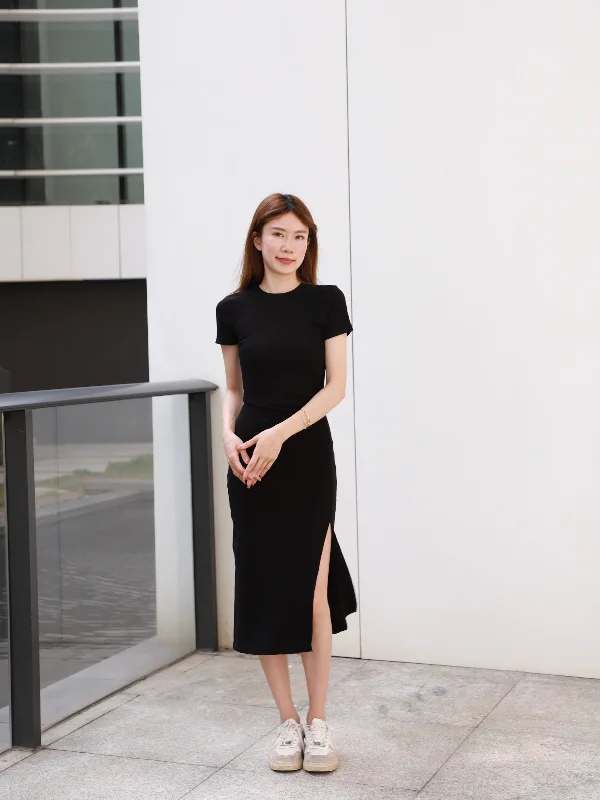 Midi dresses with pleated skirts for a timeless and elegant appeal (ashchic made) Basic T Slit Maxi Dress Midi dresses with pleated skirts for a timeless and elegant appeal (ashchic made) Basic T Slit Maxi Dress