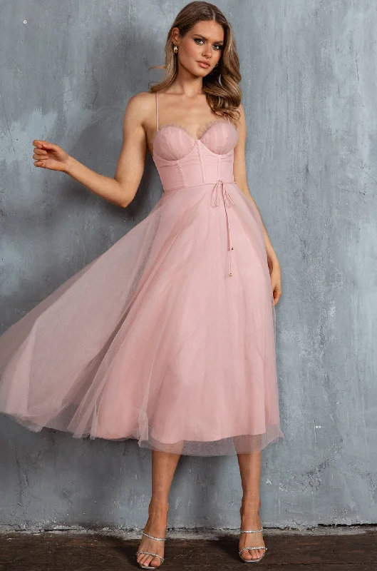 Midi dresses with ruched bodices for a feminine and fitted feel Smitten Sweetheart Neckline Chiffon Midi Dress Blush Midi dresses with ruched bodices for a feminine and fitted feel Smitten Sweetheart Neckline Chiffon Midi Dress Blush