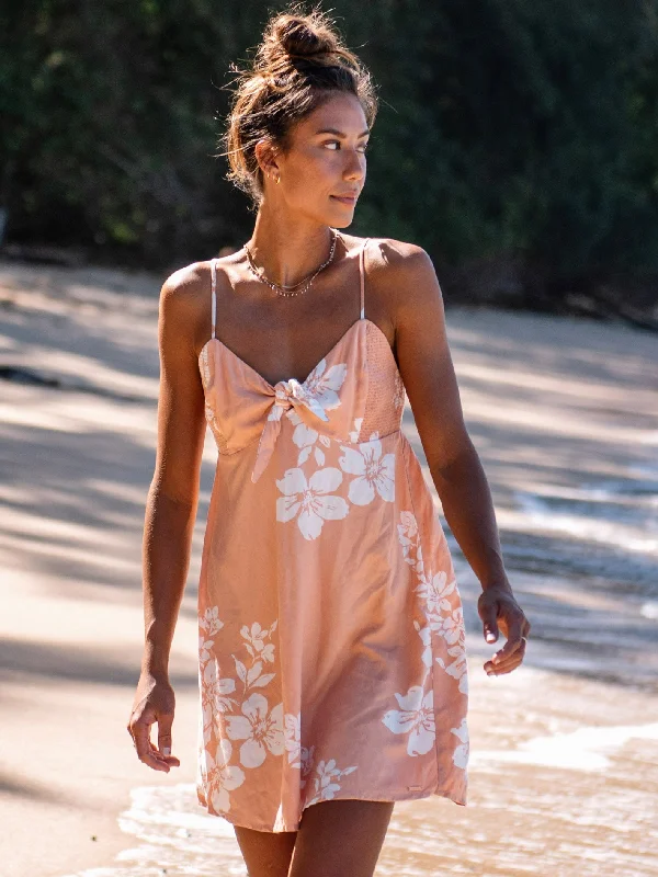 Women's cropped down jackets in bold colors for a sporty and fashionable winter outfitMucho Mahalo Dress - Clay Women's cropped down jackets in bold colors for a sporty and fashionable winter outfitMucho Mahalo Dress - Clay