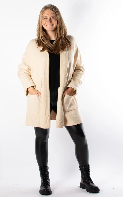 Women's cropped down jackets in bold colors for a sporty and fashionable winter outfitAmber Cardigan | Cream Women's cropped down jackets in bold colors for a sporty and fashionable winter outfitAmber Cardigan | Cream