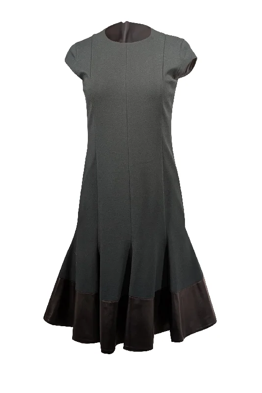 Halter Neck Women Dress to Show Off the Shoulders and Neckline Halter Neck Women Dress to Show Off the Shoulders and Neckline Akris Punto - Dark Green Shift Dress w/ Ruffled Faux Leather Trim Sz 6 Halter Neck Women Dress to Show Off the Shoulders and Neckline Halter Neck Women Dress to Show Off the Shoulders and Neckline Akris Punto - Dark Green Shift Dress w/ Ruffled Faux Leather Trim Sz 6