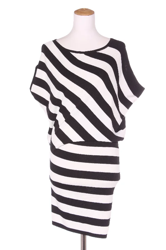 Sleeveless Women Dress in Bright Colors for Summer Parties Sleeveless Women Dress in Bright Colors for Summer Parties CHARLO - Asymmetric stripe batwing knit dress! 12 Sleeveless Women Dress in Bright Colors for Summer Parties Sleeveless Women Dress in Bright Colors for Summer Parties CHARLO - Asymmetric stripe batwing knit dress! 12